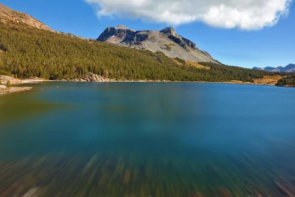 A deep blue lake — Stock Photo, Image