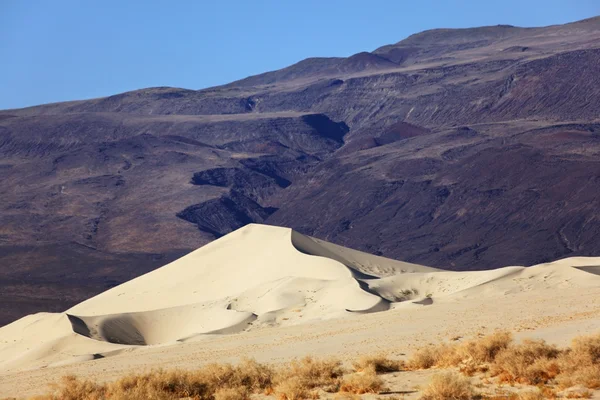 Kırmızı kayalar ve kum dune eureka — Stok fotoğraf