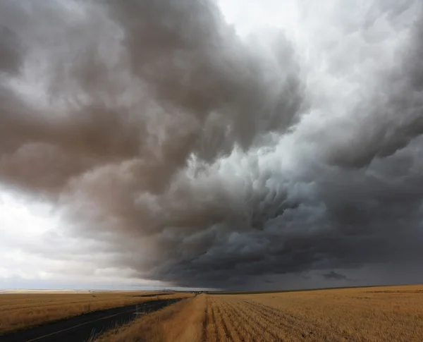De storm over landelijke wegen — Stockfoto