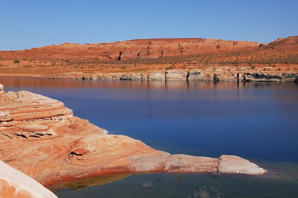 Каменная пустыня и яркие голубые воды . — стоковое фото