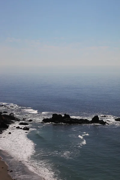 Ocean surf pe țărmurile spectaculoase — Fotografie, imagine de stoc