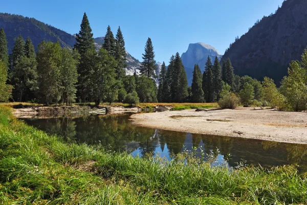 L'eau bleue de la rivière à Yosemite . — Photo