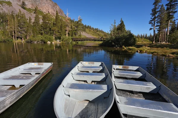 Sessiz bir göl üzerinde küçük beyaz tekne — Stok fotoğraf