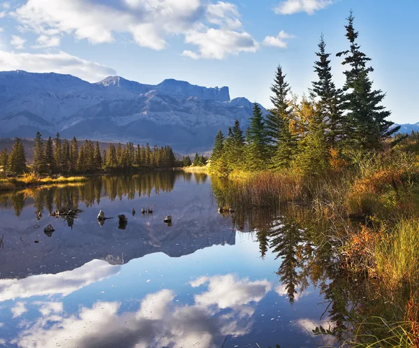 Lake en reflecties van wolken bont-bomen — Stockfoto