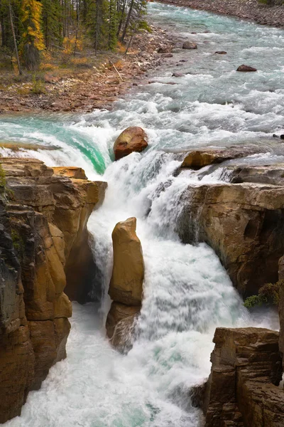 Быстрое течение водопадов — стоковое фото