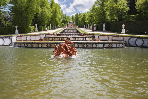 Den magnifika kaskaden av fontäner och skulpturer — Stockfoto