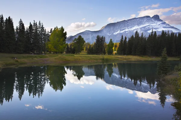 Il lago nel nord del Canada. Alba. — Foto Stock