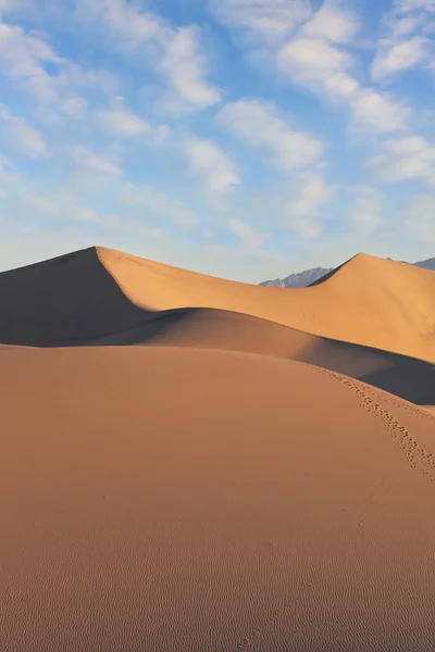 Песчаные дюны освещаются на рассвете — стоковое фото