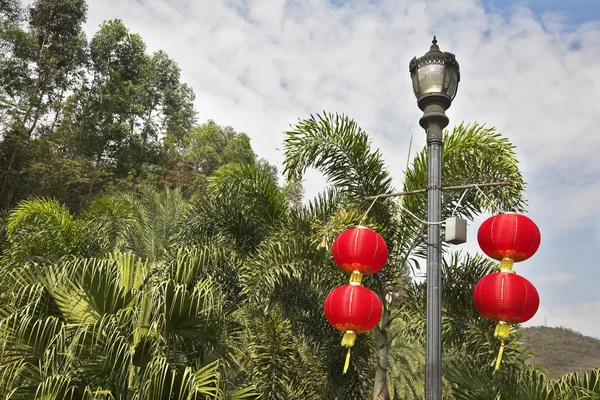 O poste de luz decorado por belas lanternas vermelhas nos chineses — Fotografia de Stock