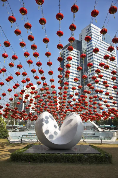 Traditionele rode lantaarns en de moderne abstracte beeldhouwkunst, — Stockfoto