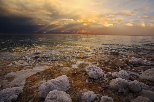Costa do Mar Morto em tempestade de trovão. O adiamento salgado — Fotografia de Stock