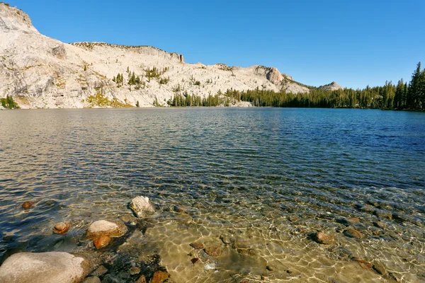Hoge-bergachtige mei lake — Stockfoto