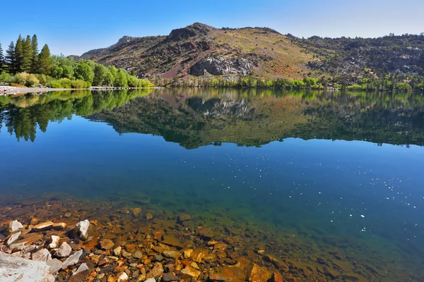 Lazur jeziora srebrny na przełęcz tioga. ciepły, spokojny dzień jesień — Zdjęcie stockowe