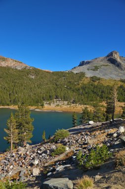 Taşlı yosemite göl kıyısında