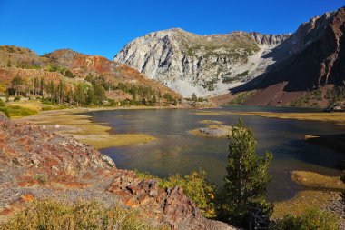 büyüleyici göl ellery park yosemite yılında.