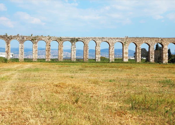 Perfectly kept Roman aqueduct — Stock Photo, Image