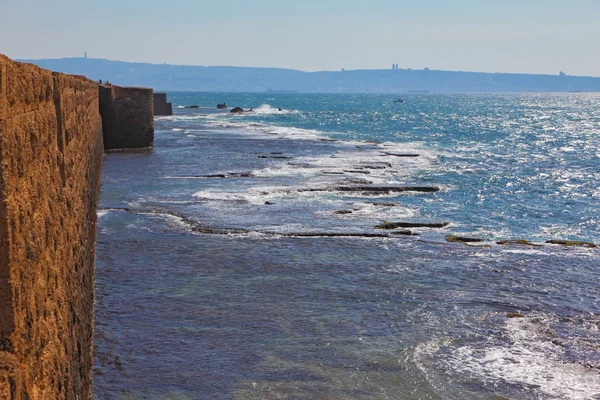La fortificación. Un oleaje marino — Foto de Stock