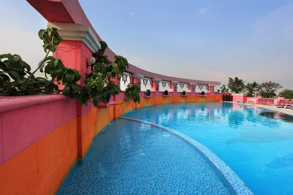 Murs roses et eau bleue. La piscine luxueuse — Photo