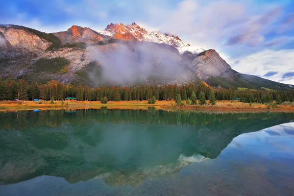 Ciemny niebieski jezioro, Las wybrzeża i śniegu góry — Zdjęcie stockowe