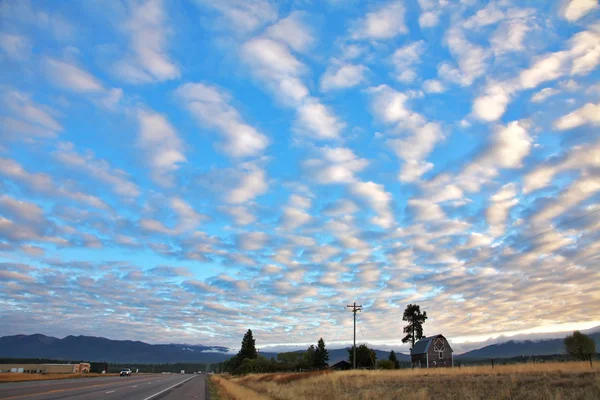 Pintorescas nubes sobre el camino americano —  Fotos de Stock
