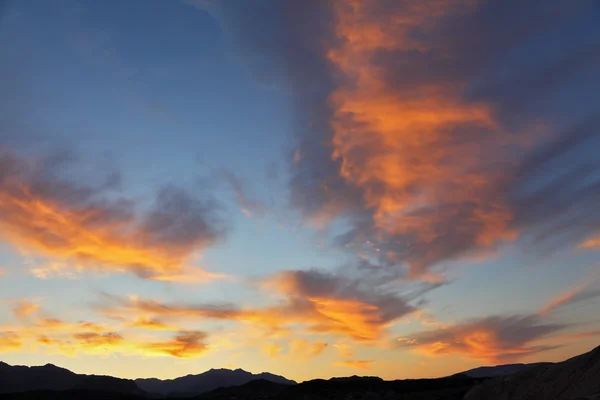 Nuvens magníficas em um pôr do sol — Fotografia de Stock