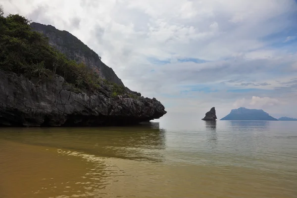 Залив окружен островами-скалами различных форм — стоковое фото