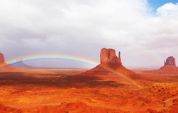 Magnífico arco-íris em Monuments Valley — Fotografia de Stock