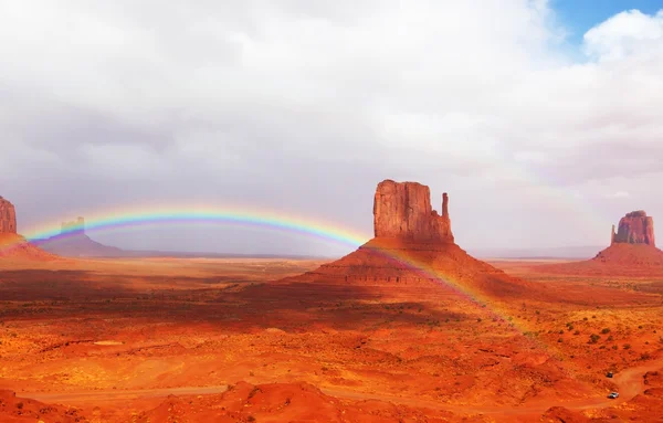 Magnifik regnbåge i monument valley — Stockfoto