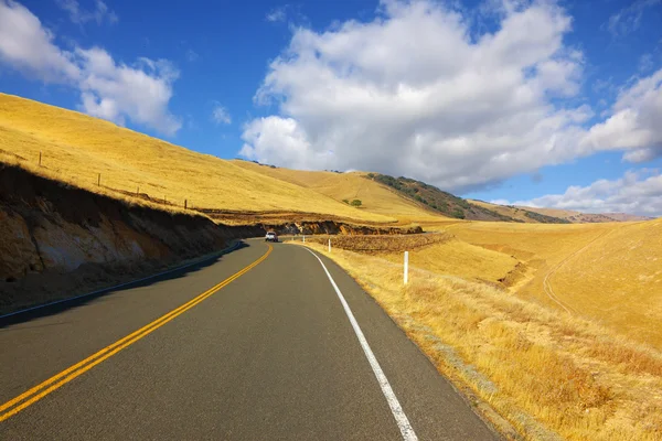 De Amerikaanse weg tussen najaar heuvels — Stockfoto