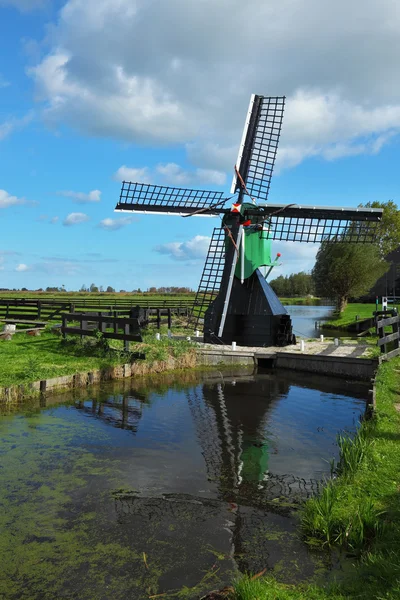 El antiguo molino de viento se refleja en el estanque . — Foto de Stock