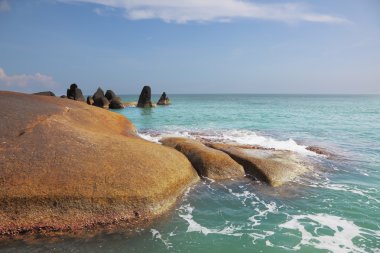 lamai beach pitoresk kayalıklarla süslüyor