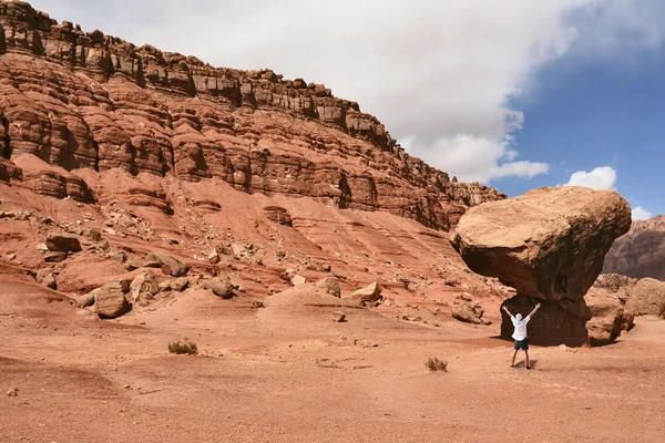 Le touriste admiré devant un rocher grandiose — Photo