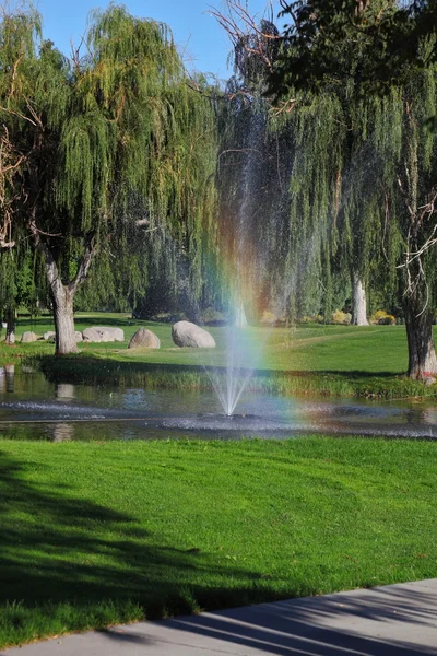噴水とゴルフ コース上の虹 — ストック写真