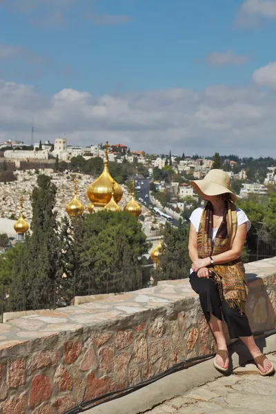 Admiring a woman looks at Jerusalem — Stock Photo, Image