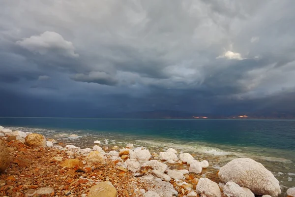 Nube de tormenta azul y rocas, cubiertas de sal — Foto de Stock