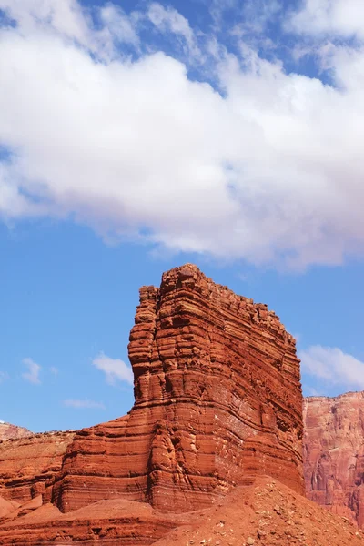 Seltsame Klippen aus rotem Sandstein — Stockfoto