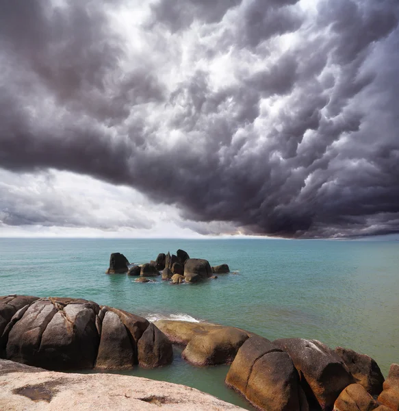 Storm cloud over de zuidelijke zee — Stockfoto