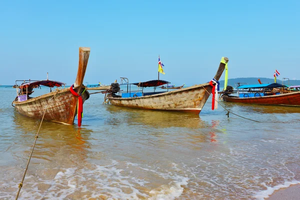 En infödd båtar longtail stå på ett ankare — Stockfoto