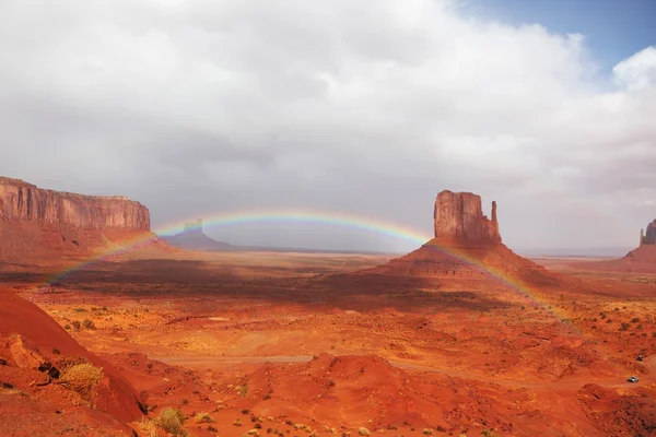 Um arco-íris gigante sobre as falésias — Fotografia de Stock