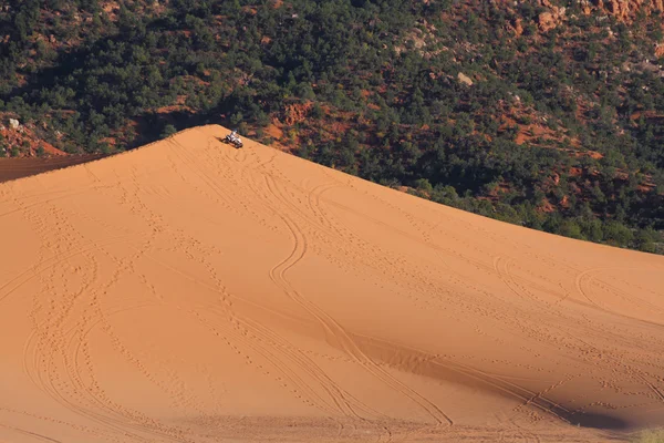 Sportovní auto za jízdy na písku — Stock fotografie