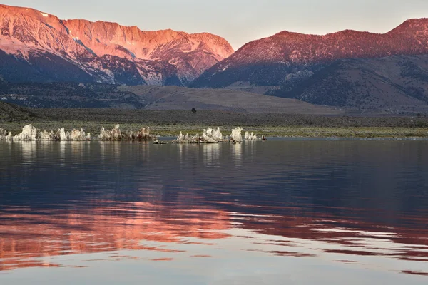 Sunrise at Mono Lake in the crater — Stock Photo, Image