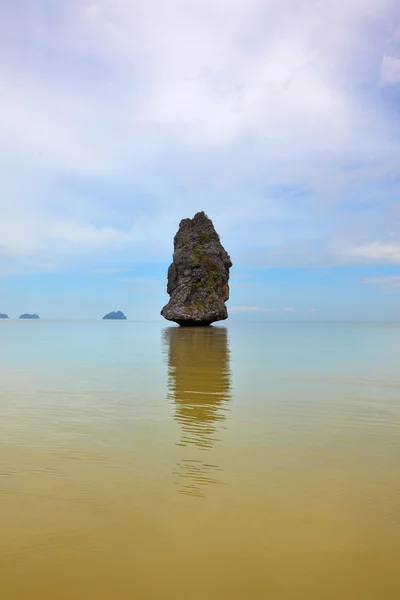 Ostrov sail rock "plave" v mlze — Stock fotografie
