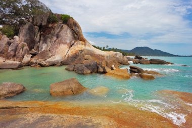 Tayland Körfezi kıyısında pitoresk kayalar