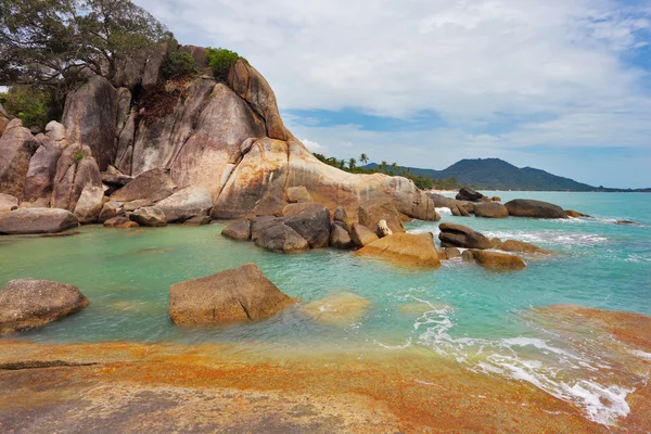 Живописные скалы на берегу Тайландского залива — стоковое фото
