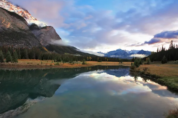 Modré studené jezero a sníh pohoří v Kanadě — Stock fotografie