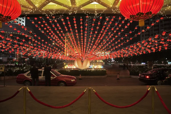 中国のホテルに夜輝く車 — ストック写真