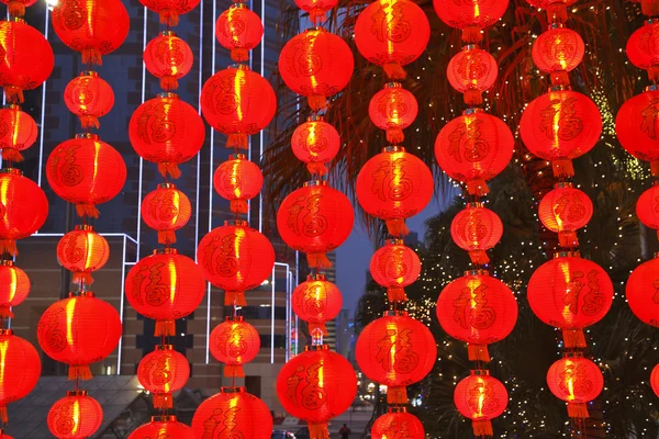 Las pequeñas lámparas rojas decorativas ornamentadas —  Fotos de Stock