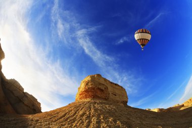 yukarıda Ölü Deniz'in dağlar balon. bir gün batımı