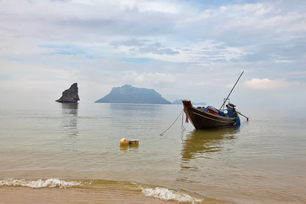 Thaise longtal boot afgemeerd op een strand — Stockfoto