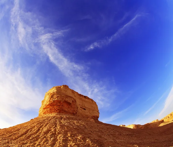 日没で、イスラエルの砂漠の古代山 — ストック写真